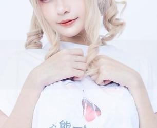 下载Azami的户外全集，看一看她如何与自然亲密接触！