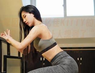 Feilin嗲囡囡 - 施忆佳KITTY的皮衣和铅笔一样细，怎么就让人想到了“美图”里的那种自我放飞呢？