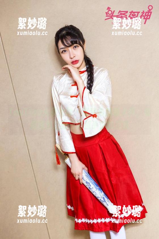 TouTiao头条女神 - 莫晓希脑洞大开，私房图包里的白蛇超乎你的想象