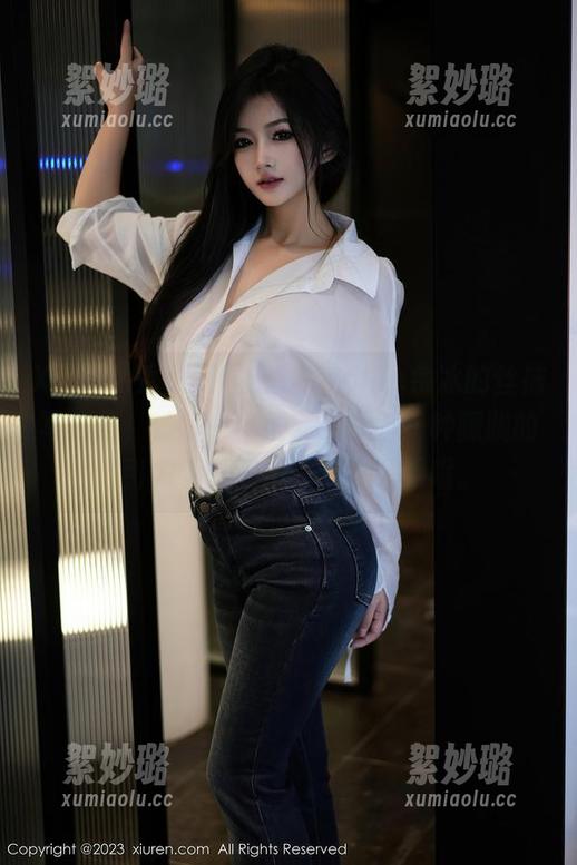 Xiuren秀人网 - 看，sophie余冰的丝袜写真集，以每一个细节诉说着一种朦胧的吸引力，很难不去多看几眼呢。