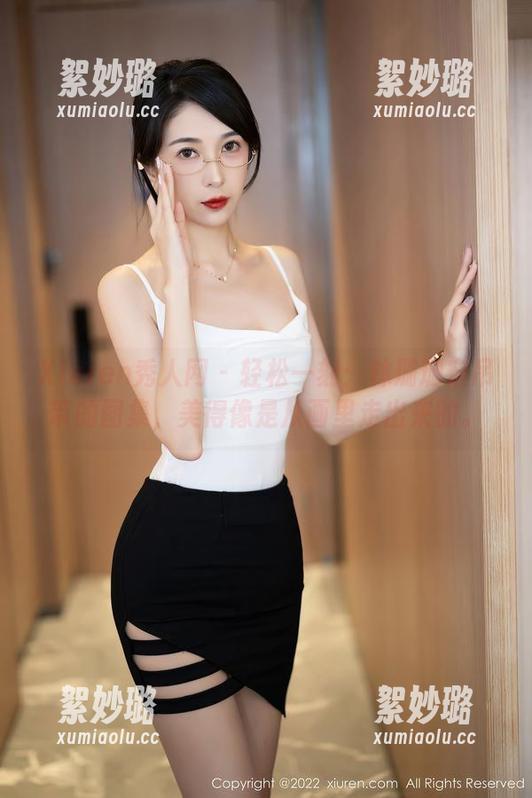 Xiuren秀人网 - 轻松一刻：林珊珊穿吊带的图集，美得像是从画里走出来的。