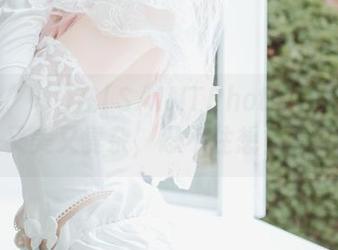 Yuna(윤아)在[SAINTPhotolife]的套图：又美又复杂，忍不住想多看几遍。