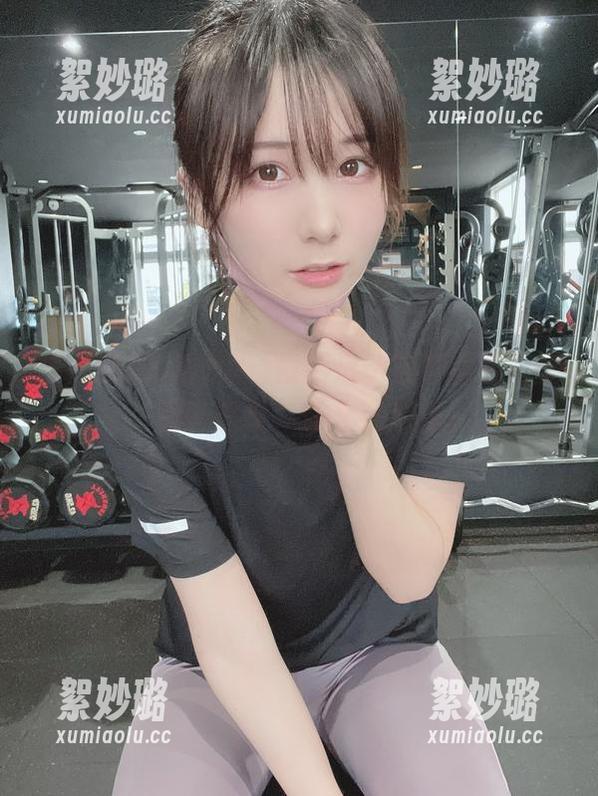 けん研(けんけん)最新运动系列的惯性美，似在热身，似又在放松。