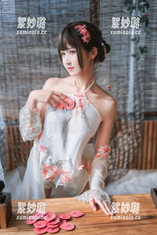 一个懒惰的午后，翻到三度69的裸足最新原图，发现自己居然在羡慕她的脚趾。