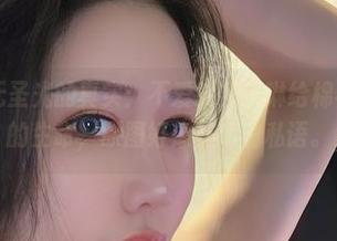 微密圈 - 无圣光的真实：不爱笑的赛琳给棉袜赋予了新的生命，原图好像在窃窃私语。