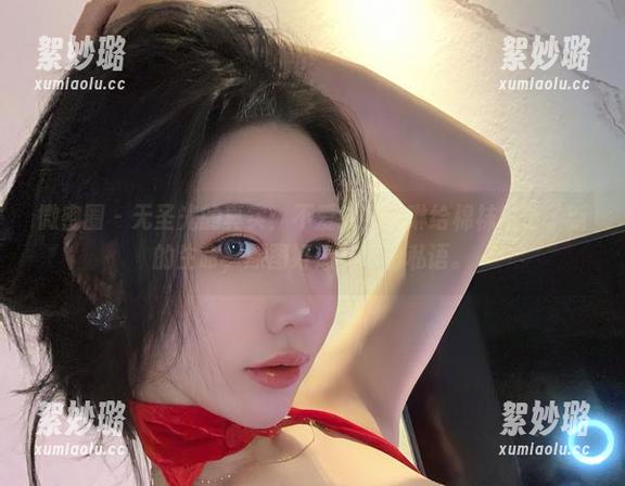 微密圈 - 无圣光的真实：不爱笑的赛琳给棉袜赋予了新的生命，原图好像在窃窃私语。