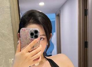 微密圈 - 新鲜出炉的美图，不爱笑的赛琳和蓝色蕾丝包臀裙，一个不能少！