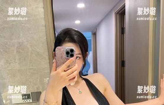 微密圈 - 新鲜出炉的美图，不爱笑的赛琳和蓝色蕾丝包臀裙，一个不能少！
