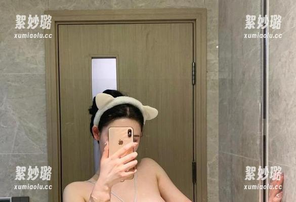 微密圈 - 当黑丝遇上不爱笑的赛琳，天啊，我想闭上眼睛再看一遍
