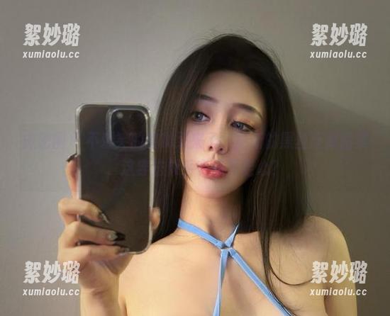微密圈 - 不爱笑的赛琳又来了，更新的黑丝连体图集，这穿法似乎有点不走心？