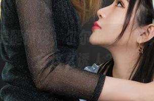 丽柜 - 美腿惊现，尔尔的私人写真为什么会这么诱人？