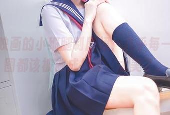 兔玩映画的小细腿制服裙，几乎每一张原图都该被做成挂画，太美了。