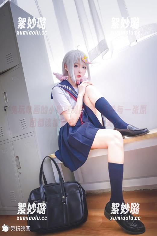 兔玩映画的小细腿制服裙，几乎每一张原图都该被做成挂画，太美了。