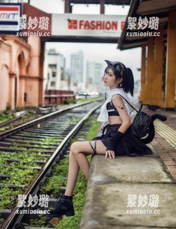 也许南桃Momoko在和吉他互诉心声，蝴蝶结也忍不住听了（图片一看就知道）。