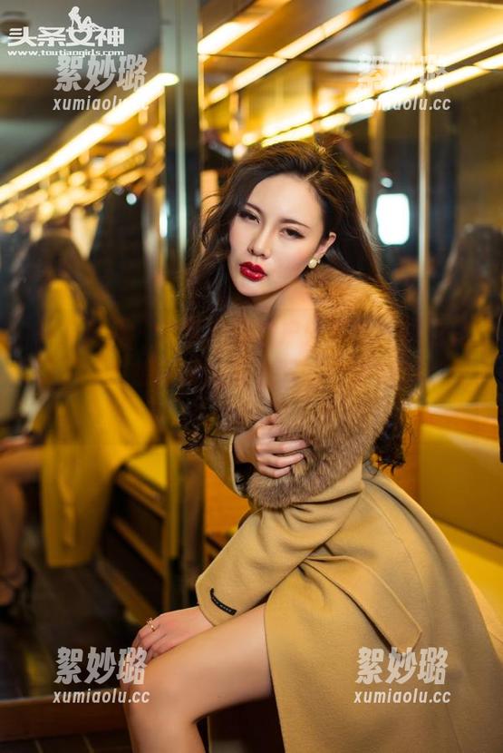 头条女神-余心曼 头条女神 - 看余心曼的户外写真,我也是醉了,真想问问她那底下的鞋子穿得舒服吗?