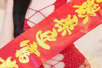 尤蜜荟 - 图片中，Carol周妍希的比基尼搭配让我想起夏天的那个冰淇淋……比较意外吧？