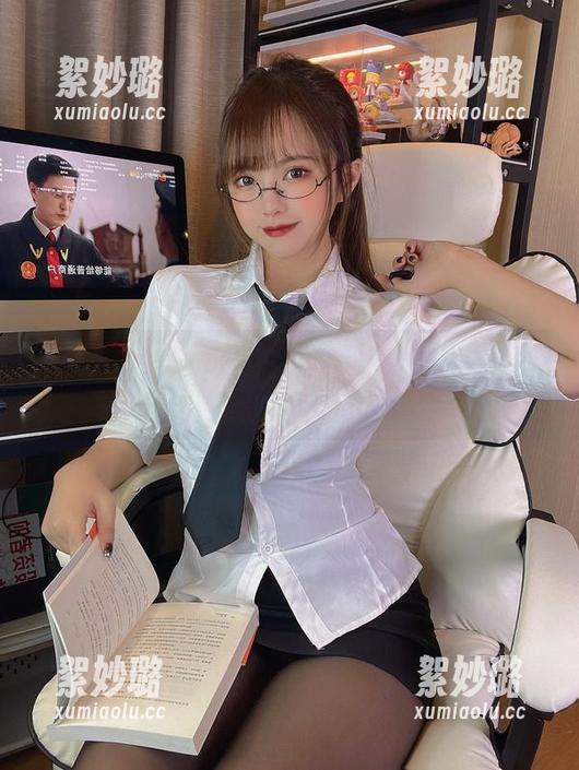 微密圈 - 原图中的张思允和浴缸，谁能想到水和姿势都可以这么有默契！