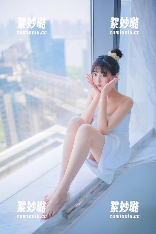 来看念雪ww泳装福利，图片里她似乎在说“别太认真”！