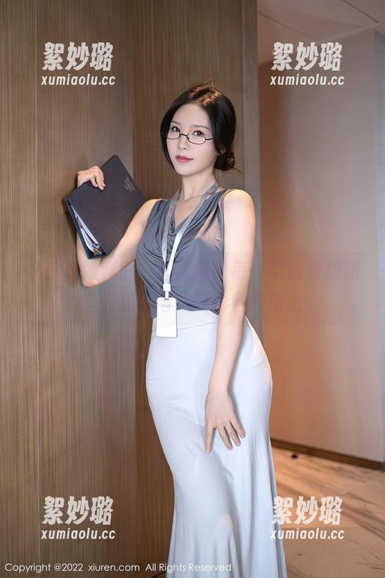 私拍抖娘利世，红裙里的每一个转身都藏着些许朦胧与难以形容的情绪。