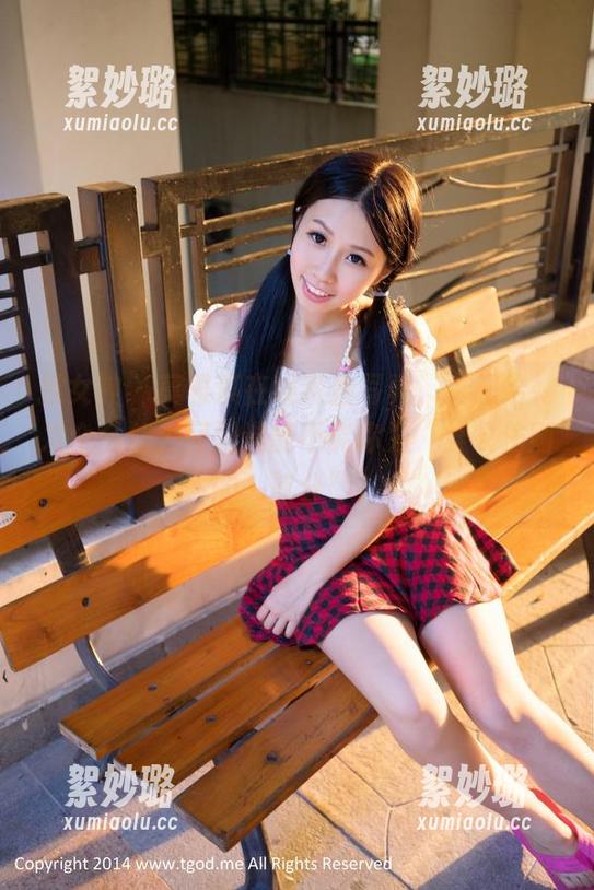 推女神 - 莫雅淇在线灰丝写真，真想给她发个私信，问问这能不能称为“穿衣法则的一部分”？