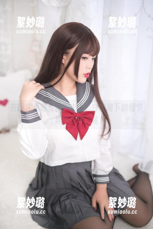在图库里遇见杏子夫人，白旗袍下的细节真得看得入迷