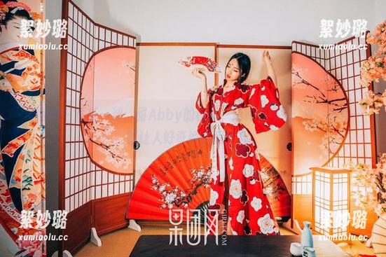 果团网 - 更新一波：甜Abby的校服，简约又不失調皮，轻轻一瞥让人好奇她在想什么。