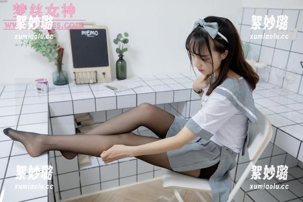 梦丝女神 - 魏婷婷的泳衣写真，轻描淡写中透露着不经意的温柔，这玩意儿挺有意思的。
