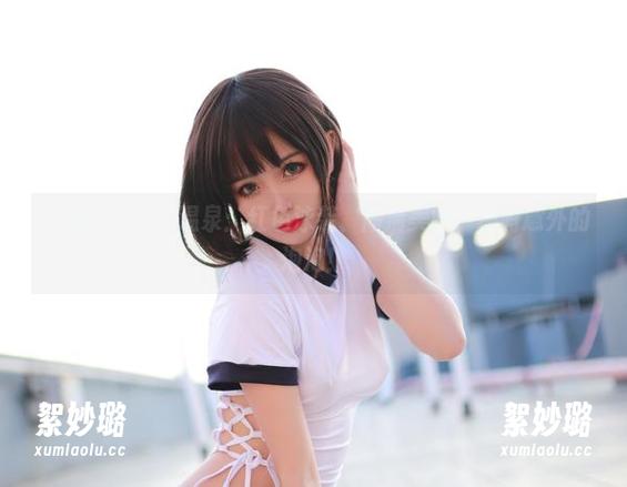 炸蛋Boom洗温泉：红色泳装、高清美腿、还有意外的泡泡！