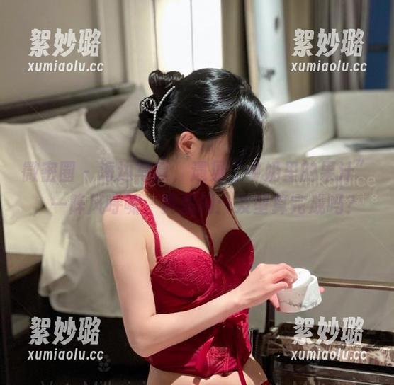 微密圈 - 海边写真，遇见“牛奶里的果汁”，一阵风呼啸，真想问：发型算完成吗？