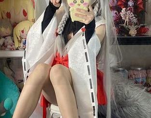 白栎Shirly福利图包：丰川祥子校服，明明是学习，却带着一丝无措！