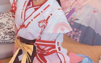 神乐坂真冬的日常：穿着cos的影子，原图里似乎闪烁着小火花？