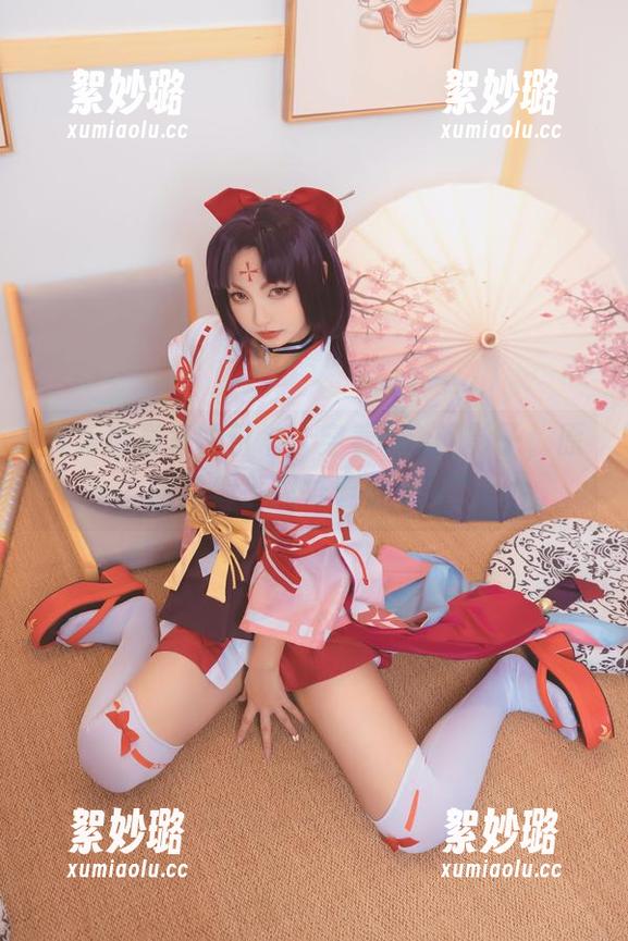 神乐坂真冬的日常：穿着cos的影子，原图里似乎闪烁着小火花？