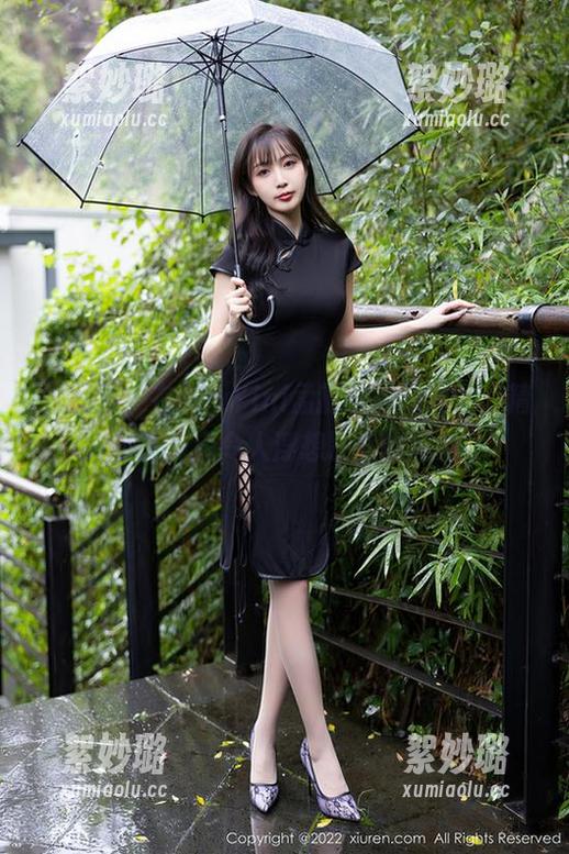 秀人网 - 在FoxYini孟狐狸的短裙中，精选了点滴令人浮想联翩的风景