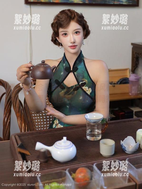 秀人网 - 会飞的小虎牙的网袜风格，丢给你原图和图包，能拒绝吗？
