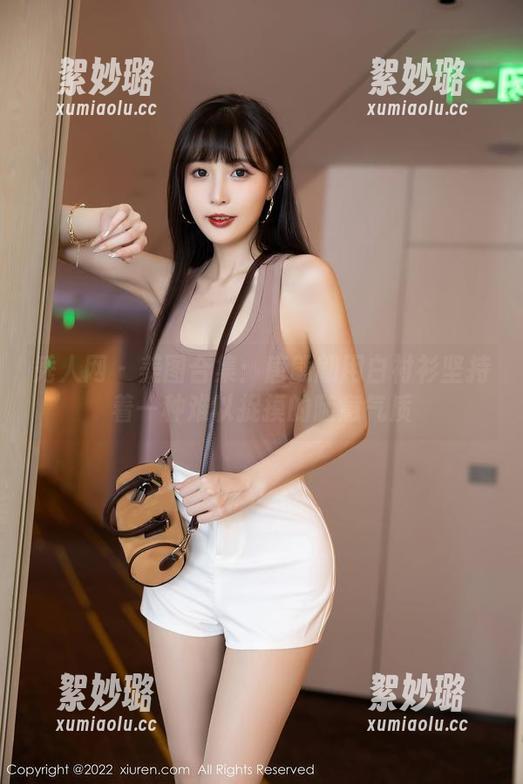 秀人网 - 美图合集：唐翩翩用白衬衫坚持着一种难以捉摸的随意气质