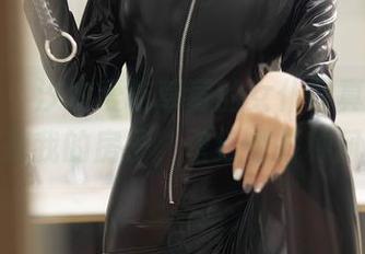 秀人网 - 汐汐爱吃草莓的女仆写真，万一哪天卖掉我的房子，壁纸也各种风格齐全