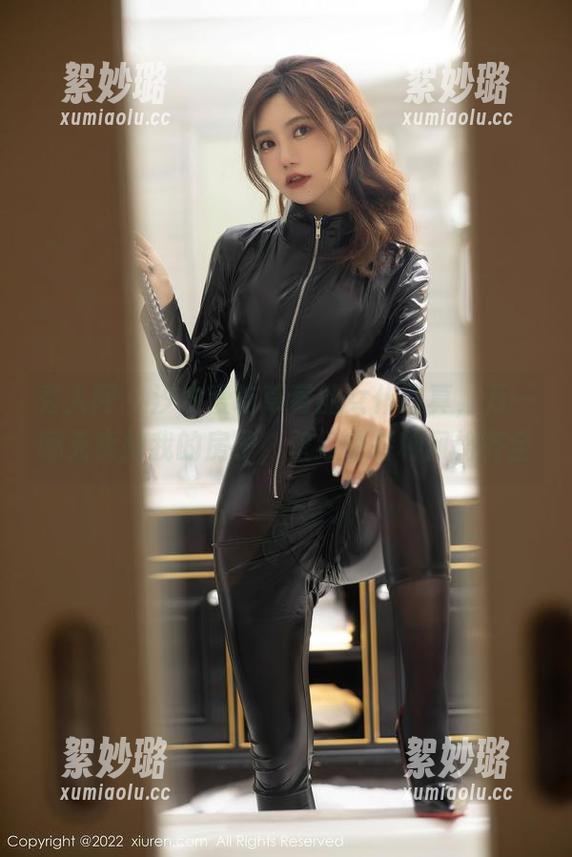 秀人网 - 汐汐爱吃草莓的女仆写真，万一哪天卖掉我的房子，壁纸也各种风格齐全