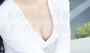 蜜桃社 - 在户外的Gina，图片里有种说不清的随性美，只可惜周围的树木都在侧目。