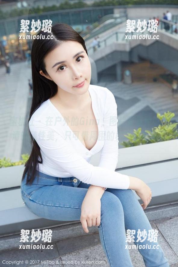 蜜桃社 - 在户外的Gina，图片里有种说不清的随性美，只可惜周围的树木都在侧目。