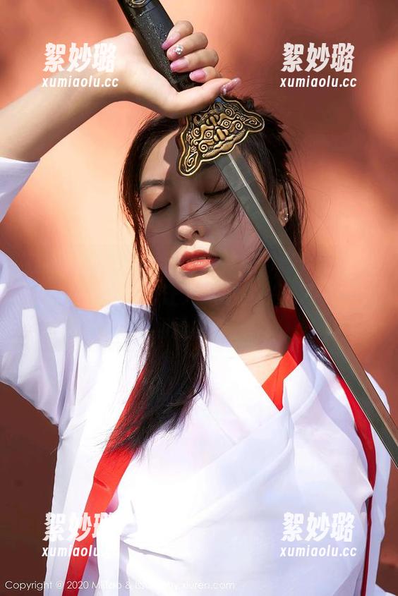 蜜桃社 - 小魔女lily的妹妹，写真中藏着的那些小细节，让人忍不住一遍又一遍地翻看图册。