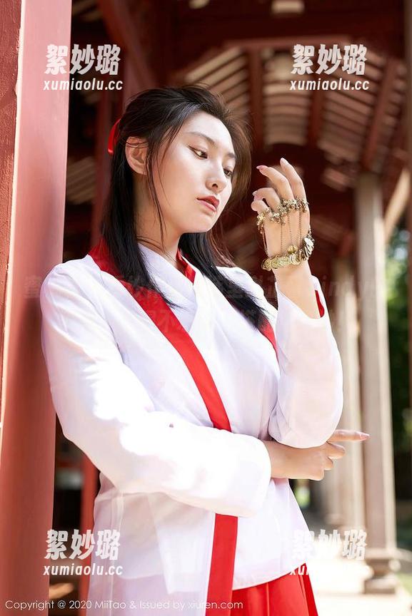 蜜桃社 - 婚纱作品精选里谢芷馨Sindy的表现，不得不承认，搭配得真妙！