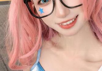 多看一下贝儿酱Miki的长腿，cos之美似乎超越了界限！