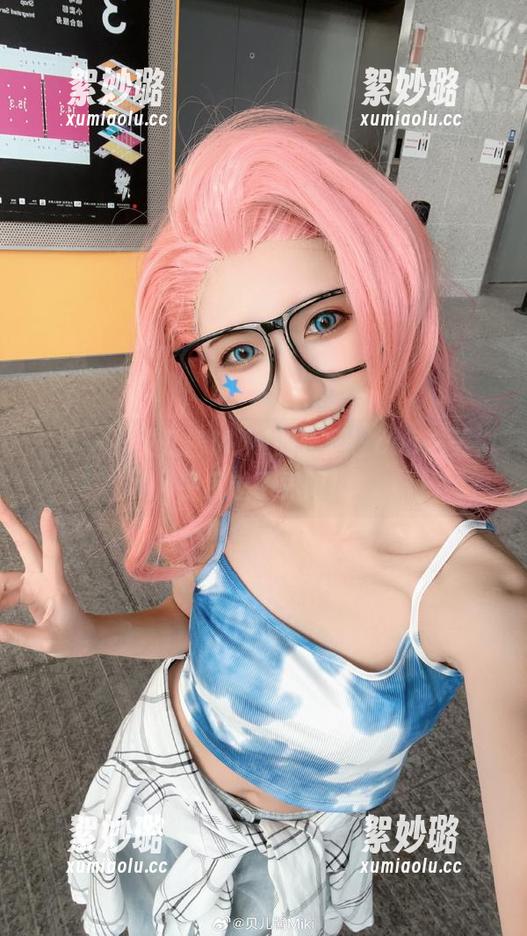 多看一下贝儿酱Miki的长腿，cos之美似乎超越了界限！