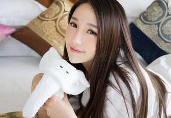青豆客 - 莫雅淇：图库里的油亮女神，怎么这么有光泽？