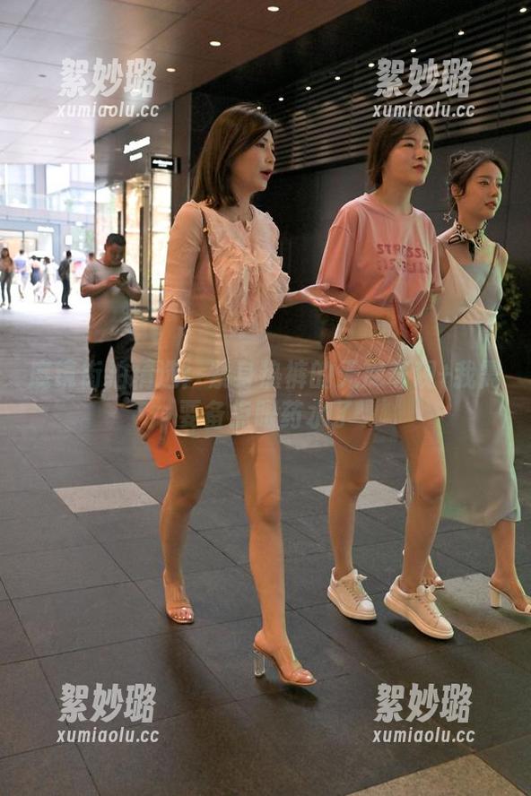 魔镜街拍精选：紧身热裤的无尽奇观+我需要备点眼药水了